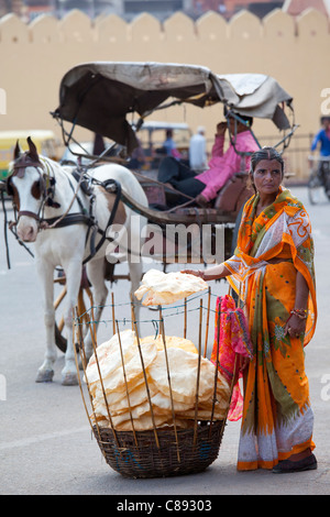 Indische Frau verkaufen Poppadoms der Informationsstelle in Jaipur, Rajasthan, Indien Stockfoto