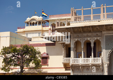 Der Maharaja von Jaipur Moon Palace mit Fahnen zu zeigen, dass Maharaja in Residenz in Jaipur, Rajasthan, Indien Stockfoto