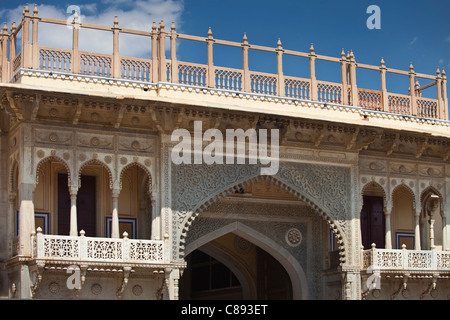 Der Maharaja von Jaipur Moon Palace mit Fahnen zu zeigen, dass Maharaja in Residenz in Jaipur, Rajasthan, Indien Stockfoto