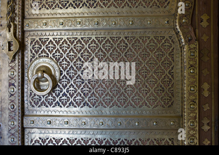 Messing-Verkleidung der Tür zum Harem Zenana Deorhi im The Maharaja von Jaipur Moon Palace in Jaipur, Rajasthan, Indien Stockfoto