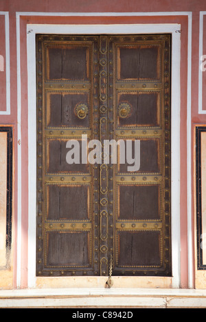 Tür zum Harem Zenana Deorhi im The Maharaja von Jaipur Moon Palace in Jaipur, Rajasthan, Indien Stockfoto