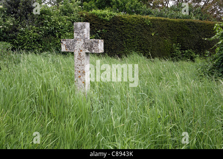 Gräber in verwilderten Friedhof Stockfoto