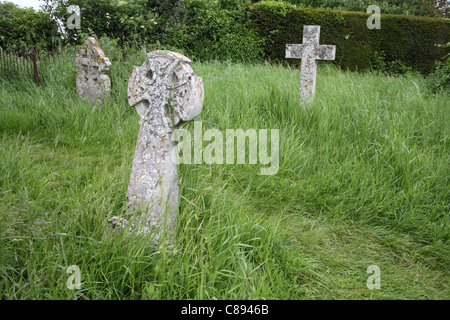 Gräber in verwilderten Friedhof Stockfoto