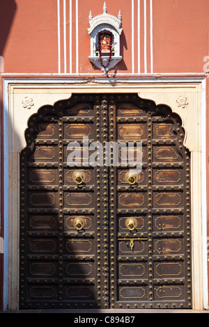 Traditionellen Gateway-Eingang, der Maharadscha von Jaipur Moon Palace in Jaipur, Rajasthan, Indien Stockfoto