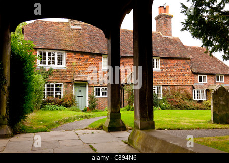 Ferienhäuser auf dem Friedhof der Holy Trinity Church, Cuckfield, West Sussex Stockfoto