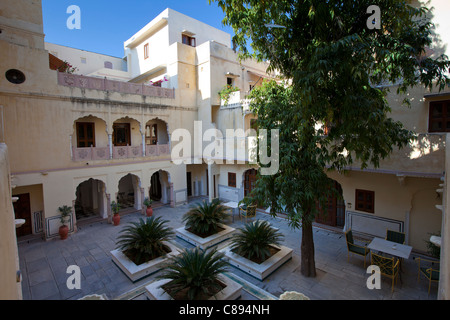 Luxus-Hotel Samode Haveli, ehemaligen Kaufmannshaus, Innenhof in Jaipur, Rajasthan, Nordindien Stockfoto