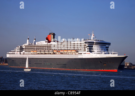 Die Cunard Cruise Liner "Queen Mary 2" fährt von Southampton, England auf einer kurzen Fahrt nach Frankreich im Oktober 2011. Stockfoto