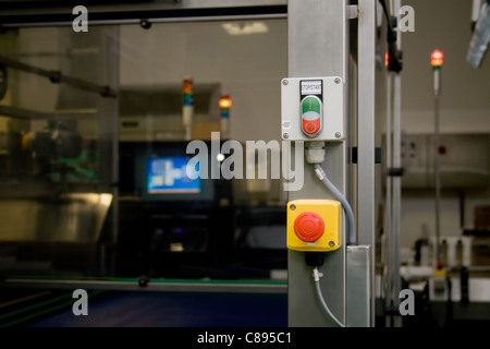 Medizin-Produktion in der pharmazeutischen Industrie. Schaltfläche "Start" und Not-aus. Stockfoto