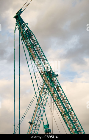 Teil eines riesigen mobilen Krans auf dem Hintergrund des bewölkten Himmels Stockfoto