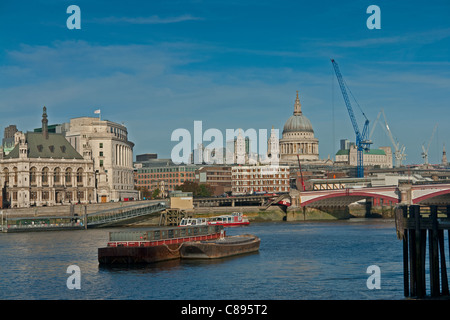 Skyline von London einschließlich der St. Pauls Cathedral über die Themse, Schuten in den Fluss und die Blackfriars Bridge zeigen. Stockfoto