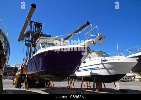 Boot aus dem Wasser genommen und gelegt in ein Trockendock/Werft Stockfoto