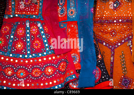 Traditionelle muslimische Lehanga Kleider auf dem Display an Stall im Basar in Jaipur, Rajasthan, Nordindien Stockfoto