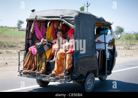 Familie unterwegs in Delhi, Mumbai National Highway 8 in Jaipur, Rajasthan, Nordindien Stockfoto