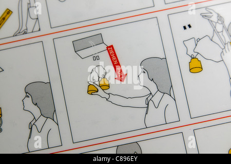 Nahaufnahme einer Airline-Sicherheit-Karte zeigt, wie der Sauerstoff Stockfoto