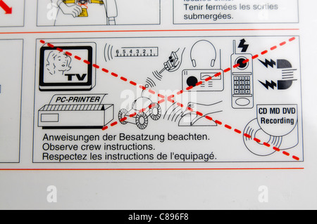 Nahaufnahme einer Airline Sicherheit Karte Verwendung untersagt Artikel anzeigen Stockfoto