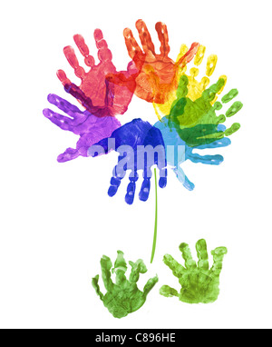 eine Blume aus Kinderhand gefertigt druckt in Regenbogenfarben auf weißem Hintergrund Stockfoto