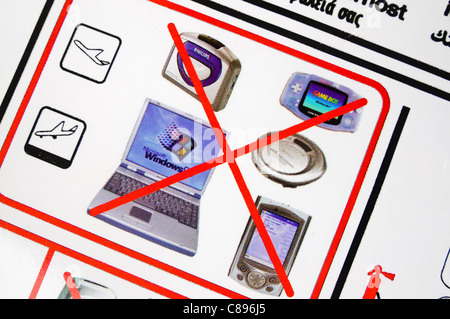 Nahaufnahme einer Airline Sicherheit Karte Verwendung untersagt Artikel anzeigen Stockfoto