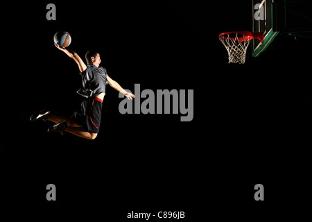 Basketball springen isolierten auf schwarzen Hintergrund Stockfoto