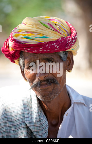 Indischer Mann trägt traditionellen Rajasthani Turban in Jaipur, Rajasthan, Nordindien Stockfoto