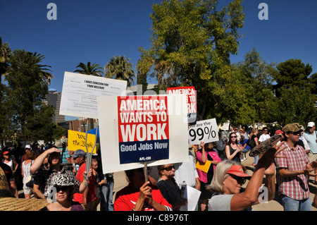 Dominga Sierra (mit Schild) Proteste, zusammen mit etwa 1.000 Demonstranten besetzen Tucson im Militär Plaza im Arsenal Park, Tucson, Arizona, USA teilgenommen.  Die Organisatoren besetzen Tucson erstellt die Bewegung in Solidarität mit der Bewegung Occupy Wall Street in New York. Stockfoto