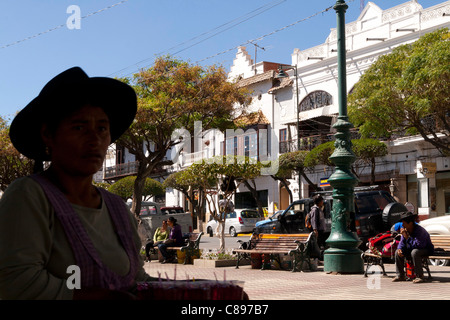 Plaza 25 de Mayo typische Ansicht, alte Stadt Sucre, Bolivien (UNESCO Weltkulturerbe), traditionelle Anbieter Rücken ausgesetzt Stockfoto