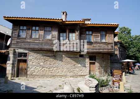 Bulgarien, Nessebar (aka Nessebar oder Nessebar). Historischen bulgarischen Stil Bau Häuser. Stockfoto