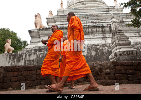 Mönche gehen vorbei an der Wat Phnom in Phnom Pehn, Kambodscha, Südost-Asien. Stockfoto