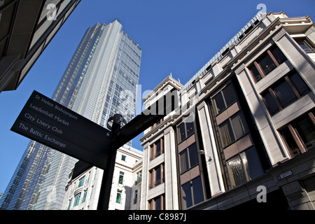 Auf der Suche nach oben in die Herzen der Stadt mit der Heron-Tower im Hintergrund und ein Schild vorne Stockfoto