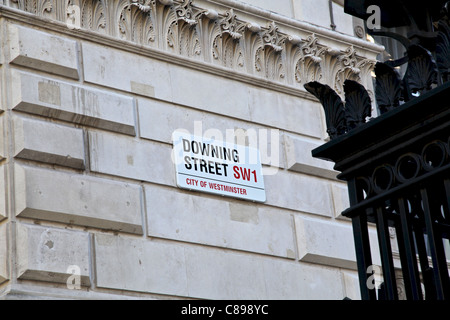 Downing Street SW1-Schild an der Ecke der Downing Street & Whitehall Stockfoto