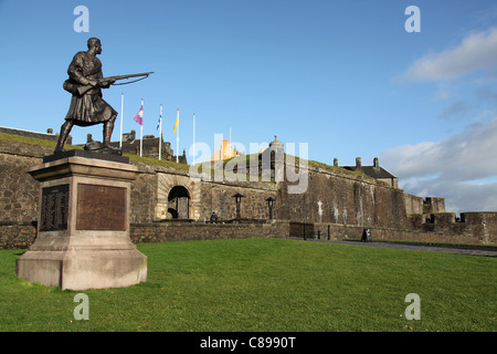 Stadt Stirling, Schottland. Die Argyll und Sutherland Highlanders Memorial Statue im Stirling Castle Esplanade. Stockfoto