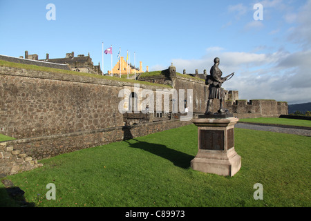 Stadt Stirling, Schottland. Die Argyll und Sutherland Highlanders Memorial Statue im Stirling Castle Esplanade. Stockfoto