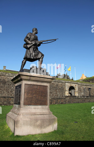 Stadt Stirling, Schottland. Die Argyll und Sutherland Highlanders Memorial Statue im Stirling Castle Esplanade. Stockfoto