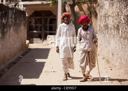 Indische Männer tragen traditionelle Kleidung und Rajasthani Turbane in Dorf Nimaj, Rajasthan, Nordindien Stockfoto