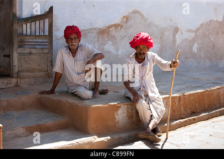 Indische Männer tragen traditionelle Kleidung und Rajasthani Turbane in Dorf Nimaj, Rajasthan, Nordindien Stockfoto