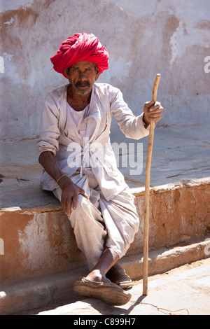 Indischer Mann tragen traditionelle Kleidung und Rajasthani Turban im Dorf Nimaj, Rajasthan, Nordindien Stockfoto