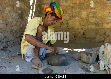 Indische Potter in traditionellen Rajasthani Turban arbeiten zu Hause vorbereiten Ton im Dorf Nimaj, Rajasthan, Nordindien Stockfoto