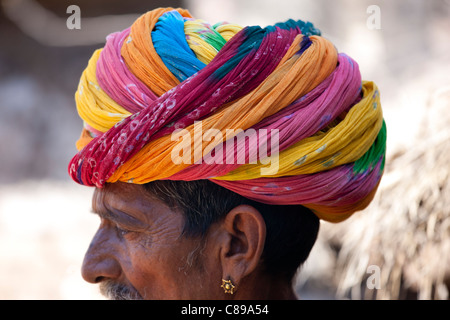 Indischen Mann mit traditionellen Rajasthani Turban und goldenen Ohrring im Dorf Nimaj, Rajasthan, Nordindien Stockfoto