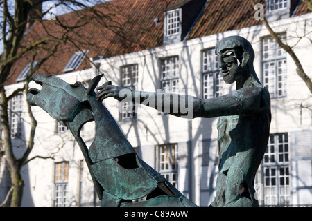 Einer der vier Reiter der Apokalypse Bronze Skulpturen von Rik Poot (+ Arentshuis), Hof Arents (Quadrat) zentrale Brügge, Belgien Stockfoto