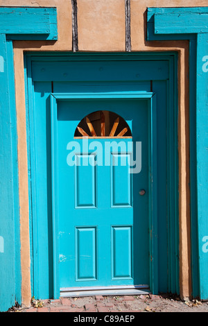 Blaue Tür des Hauses in Albuquerque Stockfoto
