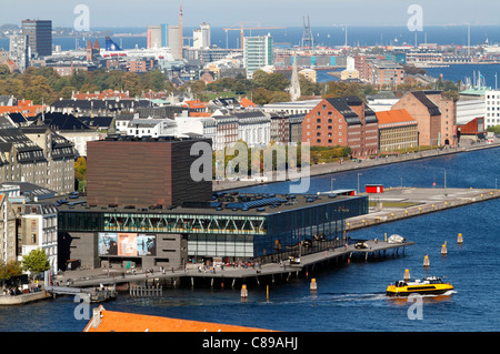 Luftaufnahme des Königlich Dänischen Schauspielhauses im Innenhafen von Kopenhagen - gegenüber dem Opernhaus und durch die gelben Hafenbusse verbunden Stockfoto