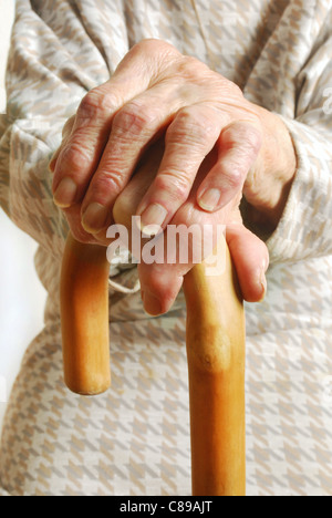 Alte Damen Hände mit Gehstock Stockfoto