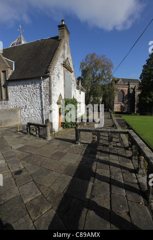 Stadt Stirling, Schottland. Die Mitte des 17. Jahrhunderts Cowane Hospital mit Kirche des Heiligen unhöflich im Hintergrund. Stockfoto