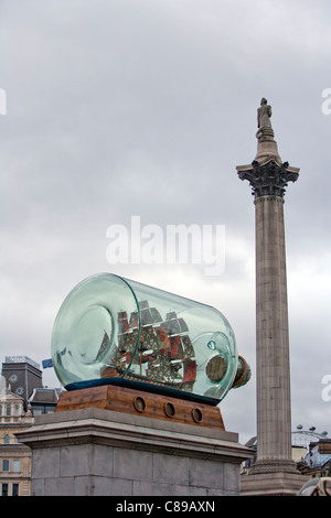 [Schiff, Galeone in große Flasche Kunstwerk] & Nelson Säule, Trafalgar Square, London, England, UK, Europa Stockfoto