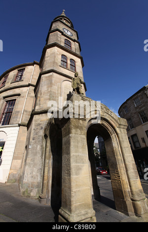 Stadt Stirling, Schottland. Das Anfang des 19. Jahrhunderts Athenaeum Gebäude, mit der William Wallace-Statue über dem Haupteingang. Stockfoto