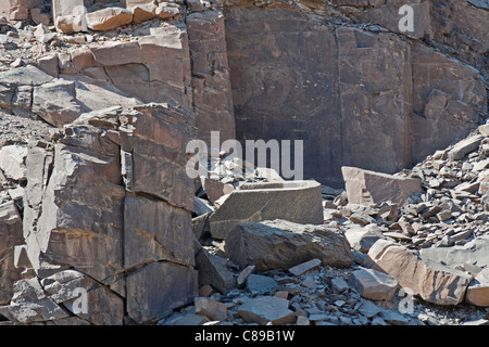 Inschrift und gebrochenen Sarkophag im Wadi Hammamat, Östliche Wüste, Red Sea Hills, Ägypten, Nordafrika Stockfoto