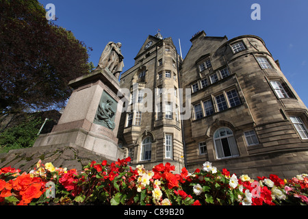 Stadt Stirling, Schottland. Die Sir Henry Campbell-Bannerman Statue mit den Stirling städtischen Gebäuden im Hintergrund. Stockfoto