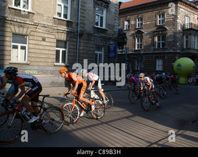 Radfahrer in den engen Gassen der Altstadt in Krakau während der letzten Etappe der Tour de Pologne 2011 Rennen fahren. Stockfoto