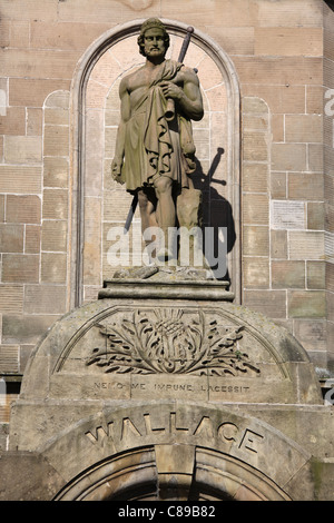 Stadt Stirling, Schottland. Nahaufnahme der William Wallace Statue über dem Haupteingang des Gebäudes Athenaeum. Stockfoto