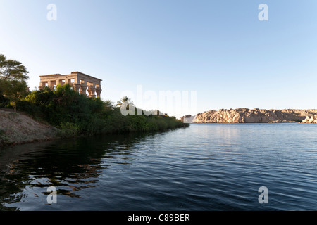 Blick von Trajans Kiosk bei Sonnenuntergang auf Aglika Insel aus dem Wasser des Nasser-Sees, Tempel der Isis in Philae, Assuan Oberägypten Stockfoto