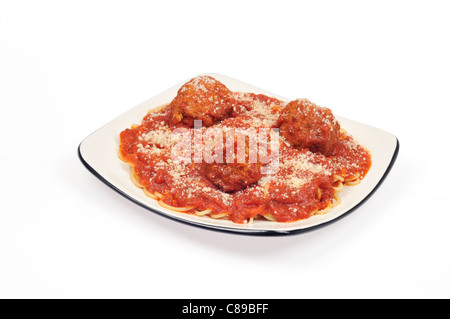 Teller mit Spaghetti und Fleischklößchen mit Tomatensauce und geriebenem Parmesan auf weißem Hintergrund Ausschnitt Stockfoto
